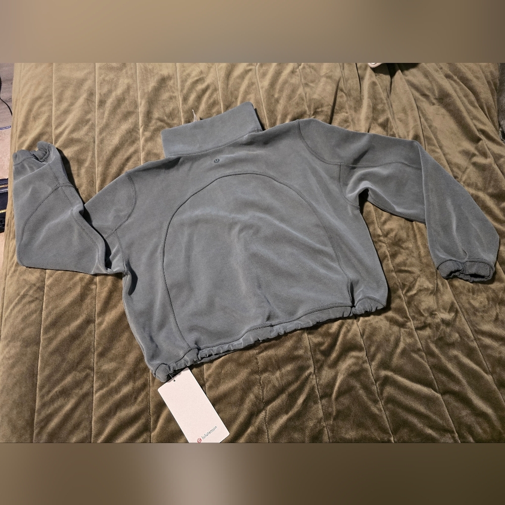 Lululemon Women's Tupe Croped Top Sweater. Size 4 - Picture 2 of 6